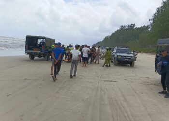 MAYAT mangsa ditemukan di Pantai Kandis, Bachok, Kelantan hari ini selepas hampir 20 jam hilang dihanyutkan ombak. - GAMBAR/IHSAN BOMBA