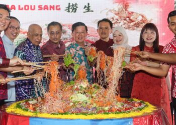 FADHLINA Sidek (tiga dari kanan) bersama pemimpin PKR dan pemimpin beberapa parti lain menggaul Yee Sang pada Majlis Rumah Terbuka Madani Tahun Baharu Cina PKR Pulau Pinang di Wisma PKR, George Town, Pulau Pinang. - UTUSAN/DANIAL SAAD