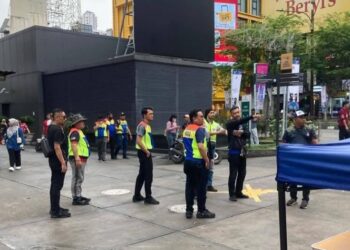 GAMBAR dikongsikan MRM yang memaparkan anggota penguat kuasa DBKL menurunkan khemah dan reruai Street Dakwah anjuran MRM di Jalan Bukit Bintang, Kuala Lumpur, semalam.
