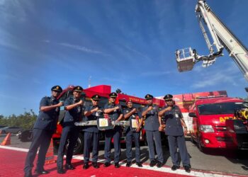 WAN Mohd Hamizi Wan Mohd Zin (empat dari kiri) bergambar di hadapan jentera CFRT selepas Perbarisan Tahunan JBPM negeri 2026 di Ibu Pejabat JBPM, Kangar, Perlis, semalam. -UTUSAN/ASYRAF MUHAMMAD