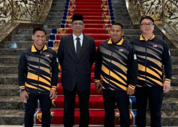 AYUB Rahmat bersama Mohamad Aniq Kasdan (kiri) yang layak beraksi di Sukan Olimpik Paris 2024.