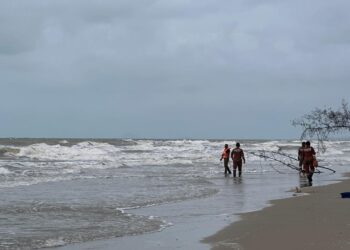 ANGGOTA bomba menjalankan operasi mencari kedua-dua mangsa di kawasan Pantai Kandis, Bachok, Kelantan.