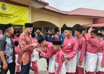 TENGKU Amir Shah  berkenan menyantuni dan menceriakan anak-anak yatim Rumah Anak Yatim Sultan Salahuddin Abdul Aziz Shah (RAYSSAAS) sempena Ramadan di Pantai Puteri, Melaka, hari ini. - UTUSAN/AMRAN ALI