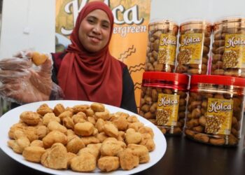 NUR Shahida Abdul Ariff menunjukkan kuih tradisional kolca yang dihasilkannya untuk jualan ketika ditemui di premisnya di Taman Free School di George Town, Pulau Pinang semalam.– UTUSAN/DANIAL SAAD