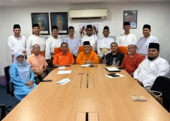 AMINOLHUDA Hassan  (tengah) bersama ahli jawatankuasa Amanah Johor pada Majlis Pengumuman Penyelarasan Bagi Dewan Undangan Negeri Johor d Pejabat Amanah Kawasan Pulai di Johor Bahru, semalam.-UTUSAN/BAAZLAN IBRAHIM