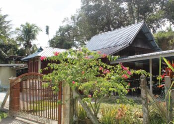 LOKASI insiden seorang wanita warga emas cedera di leher dipercayai ditikam anak perempuannya dalam kejadian di Kampung Segineh, Inas, Negeri Sembilan.