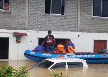 ANGGOTA Pertahanan Awam memindahkan penduduk yang terjejas akibat banjir membabitkan tiga daerah di Sabah.