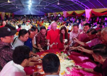 WEE Ka Siong (tengah) menggaul Yee Sang pada Majlis Rumah Terbuka Ahli Parlimen Ayer Hitam dan Ahli Dewan Undangan Negeri (ADUN) Yong Peng, Batu Pahat.