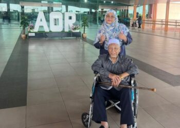 HUSNA bersama bapanya, Hashim Jasin baru-baru ini.