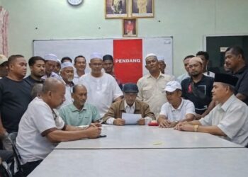 ABDUL Razak Khamis (duduk, tengah) ketika mengumumkan peletakan jawatan sebagai Ketua Bahagian Bersatu Pendang dan pembubaran bahagian itu, semalam.