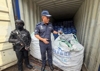 PENGARAH Kastam Johor, Aminul Izmeer Mohd. Sohaimi (kanan) menunjukan rampasan minuman keras dalam Operasi Khas OPS TERMA pada sidang media di Menara Kastam Johor Bahru di sini hari ini.