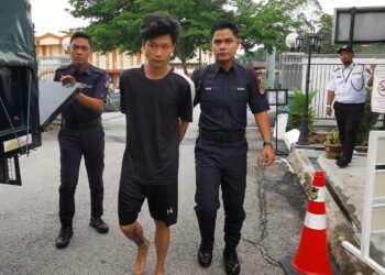 MAUNG Thuka Nyita diiringi anggota polis dibawa masuk ke Mahkamah Majistret Port Dickson hari ini bagi berdeoab pertuduhan membunuh rakan senegaranya pada 9 Februari lalu-UTUSAN/MOHD. SHAHJEHAN MAAMIN