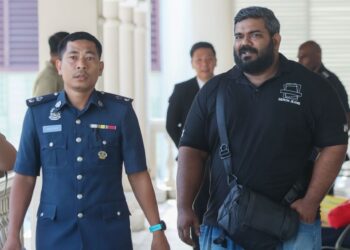 MUJEEBUR Rahman Hithayatullah (kanan) dihadapkan ke Mahkamah Sesyen George Town, Pulau Pinang hari ini atas sembilan pertuduhan iaitu gagal membayar cukai perkhidmatan dan penalti sebanyak RM38,362.-UTUSAN/DANIAL SAAD