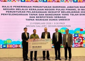 MOHAMAD Muda Bahadin (dua dari kiri) menyerahkan cek cura kepada Zulkifli Long (tiga dari kiri) dalam satu majlis khas di Dewan Bandaran, George Town, Pulau Pinang, hari ini.