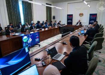 ANWAR Ibrahim ketika mempengerusikan Mesyuarat Pihak Berkuasa Pelaksanaan Koridor Utara ke-35 di Putrajaya hari ini.-FACEBOOK/ANWAR IBRAHIM