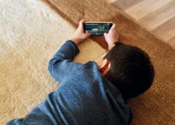 TEKNOLOGI akan terus membesarkan anak dengan tanpa nilai, batas dan belas kasihan. -GAMBAR HIASAN