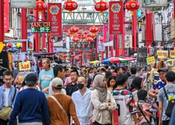 DUA perayaan besar, Tahun Baharu Cina dan Ramadan bertemu dalam satu masa dan satu lokasi, tanpa kekok atau rasa terasing.