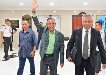 HANAFIAH Mat (tengah) mengaku tidak bersalah di Mahkamah Sesyen Kuala Terengganu semalam atas dua tuduhan menggunakan kedudukan untuk kepentingan ahli keluarganya pada 2018 dan 2020. – UTUSAN/PUQTRA HAIRRY