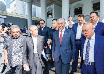 AHMAD Zahid Hamidi meninggalkan  Mahkamah Tinggi Kuala Lumpur semalam selepas prosiding kes DNA beliau ditangguhkan. – UTUSAN/SHIDDIEQIIN ZON