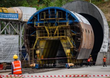 SEBARANG gangguan terhadap sistem komunikasi, landasan atau infrastruktur boleh mengundang risiko.