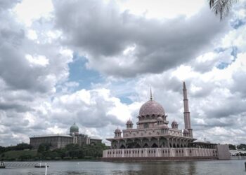 INSAN yang bertuhan lebih cenderung kepada nilai kemanusiaan sejagat seperti kejujuran, kasih sayang dan integriti.