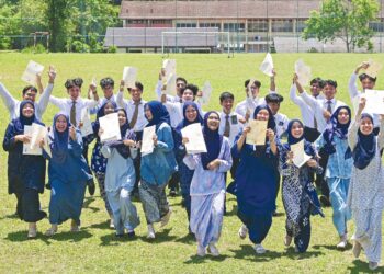SUDAH tiba masanya pengumuman keputusan peperiksaan diserahkan sepenuhnya kepada pihak sekolah, tanpa campur tangan peringkat kementerian.