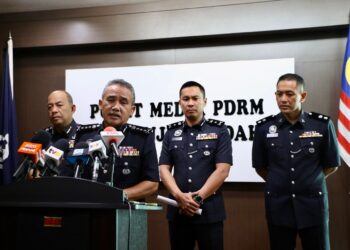 ADZLI Abu Shah memaklumkan perkembangan siasatan kes tembakan Komander AKPS Bukit Kayu Hitam pada sidang akhbar di Ibu Pejabat Polis Kontinjen (IPK) Kedah di Alor Setar. - UTUSAN/ SHAHIR NOORDIN