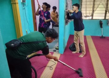 SEKUMPULAN anak muda yang membantu membersihkan Surau 
Al-Nur di Kampung Perak,Sungkap Para di Bukit Selambau, Sungai Petani, Kedah