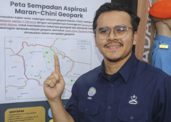 MOHAMAD Azrisyafiq Mohamed Juhari  menunjukkan kawasan Maran-Chini Wilayah Geopark Kebangsaan bagi pemuliharaan warisan geologi, biodiversiti dan lanskap semula jadi Pahang. 
– mingguan/SALEHUDIN MAT RASAD