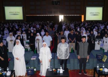 AHMAD Zahid Hamidi (dua dari kanan) ketika hadir menyempurnakan Program Doa Dari Hati di Kuala Lumpur, semalam. – UTUSAN/MUHAMAD IQBAL ROSLI