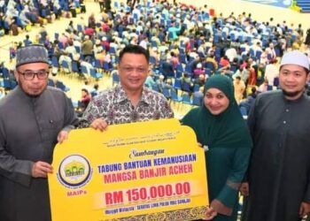 TUANKU Syed Faizuddin Putra Jamalullail (dua dari kiri) berkenan membuat simbolik penyerahan sumbangan buat manga banjir Acheh, Indonesia bersempena penganjuran Perlis International Sunnah Convention (PISC)  2026 di Kangar, baru-baru ini.-UTUSAN