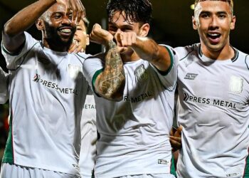 GABRIEL Palmero (tengah) membuka akaun jaringan dalam aksi sulung bersama Kuching City, kelmarin.-IHSAN KUCHING CITY