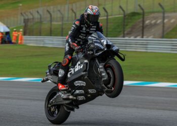Aksi Pelumba Aprilia Racing, Marco Bezzecchi pada hari pertama Ujian Pra Musim MotoGP 2026 di Litar Antarabangsa Sepang PETRONAS (SIC) baru-baru ini. GAMBAR: FARIZ RUSADIO