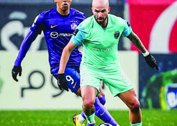 JOAO Figueiredo dikawal ketat ketika JDT berdepan Sanfrecce Hiroshima dalam aksi ACLE, kelmarin.- IHSAN JOHOR SOUTHERN TIGERS.