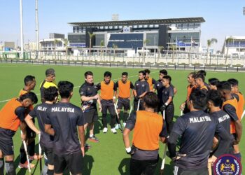 Jurulatih taktikal, Brendon Carolan memberi penerangan kepada pemain negara dalam sesi latihan di Mesir.- IHSAN KHM