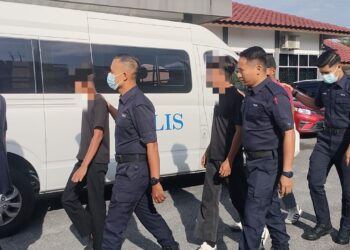 ANGGOTA polis membawa tiga suspek kes rogol kanak-kanak perempuan berusia 14 tahun ketika pendakwaan di Mahkamah Majistret Parit Buntar hari ini. - UTUSAN/WAT KAMAL ABAS