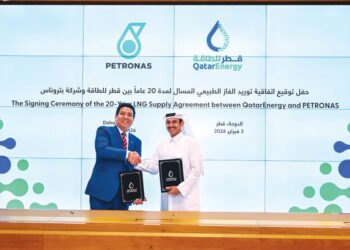 TENGKU Muhammad Taufik (kiri) bersama Saad Sherida Al-Kaabi pada majlis menandatangani perjanjian jual beli LNG baru-baru ini.