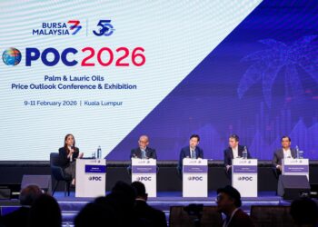 KETUA Pegawai Eksekutif Malaysian Palm Oil Council, Belvindar Sron (paling kiri), Mohd Haris (dua dari kiri), Ketua Pegawai Operasi Kuala Lumpur Kepong Bhd, Lee Jia Zhang (tengah), Ketua Pegawai Eksekutif FFM Bhd Wilmar International Ltd, Jeremy Goon (dua dari kanan) dan Ketua Pegawai Eksekuitf Kumpulan FGV Holdings Bhd, Datuk Fakhrunniam Othman (paling kanan), pada Persidangan & Pameran Prospek Harga Minyak Sawit & Laurik (POC) 2026, di Hotel Shang Ri-La, semalam. - UTUSAN/SHIDDIEQIIN ZON