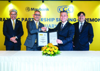 Khairussaleh Ramli (kiri) serta Presiden dan Ketua Pegawai Eksekutif CGC, Mohamed Nazri Omar (kanan) menyaksikan majlis menandatangani perjanjian di antara kedua-dua syarikat, semalam.