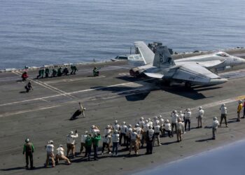 OPERASI penerbangan di dek kapal pengangkut pesawat kelas Nimitz, USS Abraham Lincoln (CVN 72) di Laut Arab.-AFP