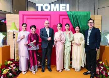 ng Yih Pyng (tiga kiri) bersama selebriti, Anna Jobling yang memperagakan Koleksi Raya 2026 Tomei di Kuala Lumpur.