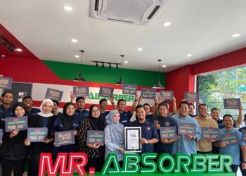 MUHAMMAD Al-Annas Abdul Yamin (lima dari kanan) semasa Majlis Pelancaran Cawangan ke-46 Mr. Absorber di Cheras, Kuala Lumpur, semalam.