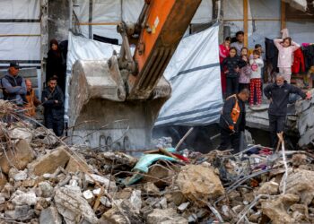 PASUKAN pertahanan awam mencari mayat keluarga Palestin bawah sisa runtuhan rumah mereka di kejiranan Sheikh Radwan, Gaza City.-AFP