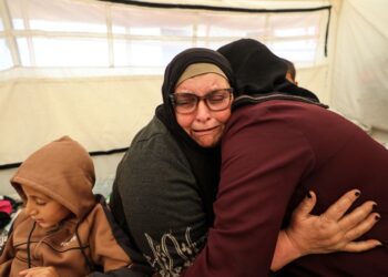 HUDA Abu Abed berpelukan dengan ahli keluarganya di Khan Younis selepas pulang dari Mesir melalui lintasan Rafah.-AFP