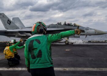 PESAWAT pejuang F/A-18F Super Hornet berlepas dari dek penerbangan kapal pengangkut pesawat USS Abraham Lincoln ketika menjalankan operasi penerbangan rutin di Laut Arab.-AFP