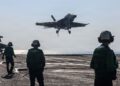 PESAWAT pejuang F/A-18F Super Hornet melakukan pendaratan di dek penerbangan kapal pengangkut pesawat USS Abraham Lincoln di Laut Arab.- AFP