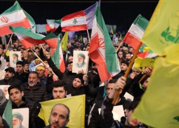 PENYOKONG Hezbollah mengibarkan bendera Iran dan memegang potret Pemimpin Tertinggi, Ayatollah Ali Khamenei semasa perhimpunan solidariti terhadap Iran di Beirut.- AFP