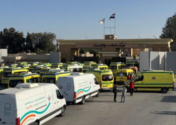 AMBULANS menunggu di bahagian Mesir di sempadan Rafah dengan Gaza di timur laut Mesir, kelmarin.- AFP