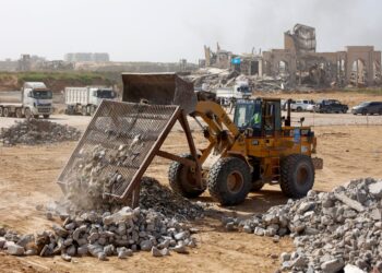 JENTERA berat membersihkan runtuhan bangunan yang musnah sebagai sebahagian daripada program pengurusan serpihan UNDP di Bandar Gaza,  Isnin lalu.- AFP