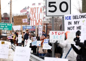 PENDUDUK membantah projek menukar sebuah gudang menjadi pusat tahanan ICE di Roxbury, New Jersey.-AFP